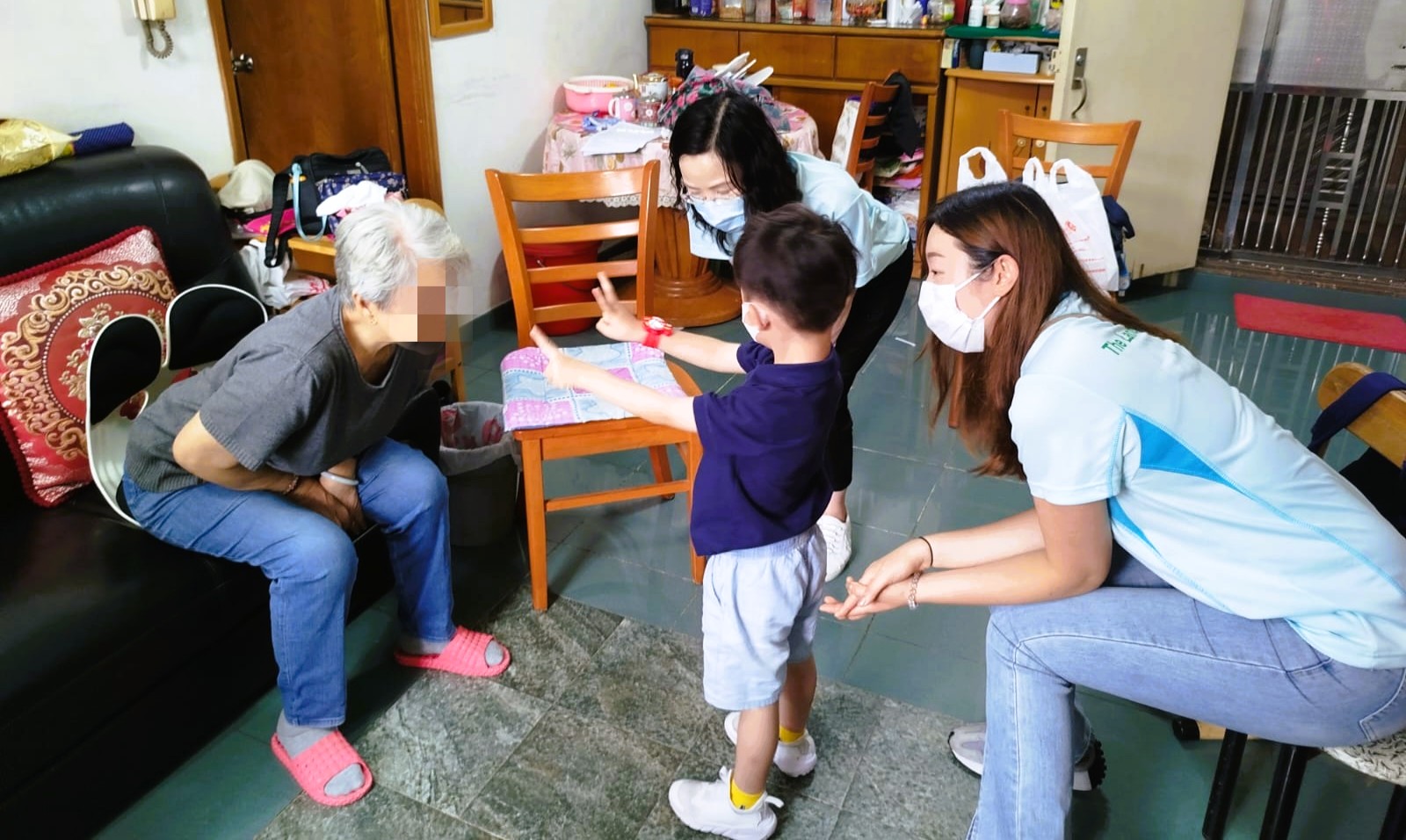 部 门 义 工 一 同 探 访 在 黄 大 仙 区 居 住 的 长 者 并 提 早 为 他 们 送 上 端 午 节 祝 福