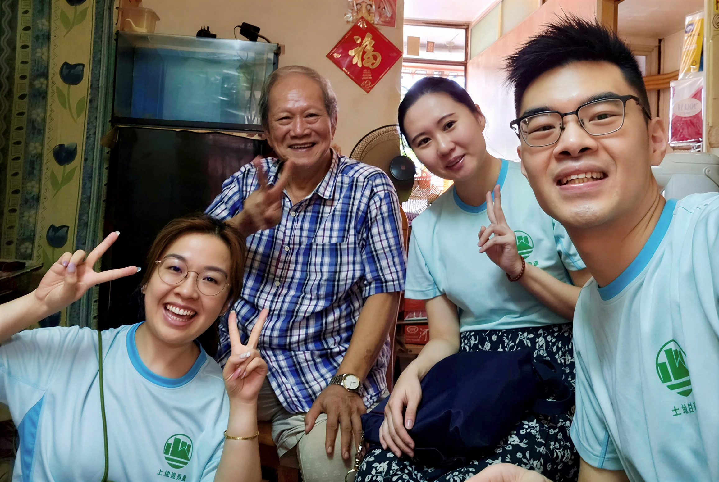 部 门 义 工 探 访 在 黄 大 仙 区 居 住 的 长 者 并 为 他 们 送 上 中 秋 节 祝 福