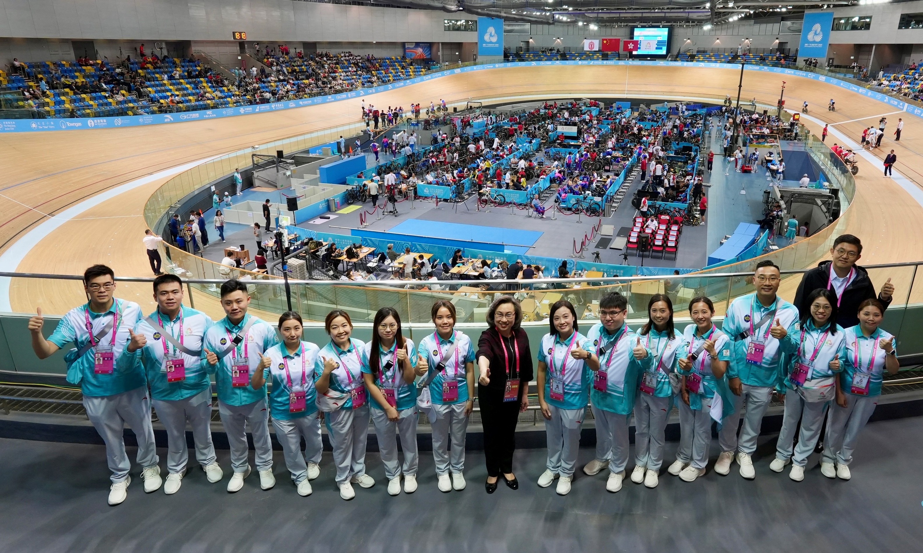 公 务 员 事 务 局 局 长 杨 何 蓓 茵 ， JP （ 正 中 ） 与 为 「 第 十 五 届 全 国 运 动 会 」 提 供 支 援 的 部 门 义 工 于 将 军 澳 香 港 单 车 馆 合 照