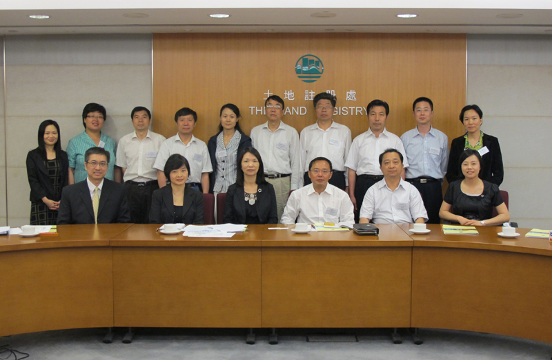 扬州市公共管理学习考察团与土地注册处代表合照