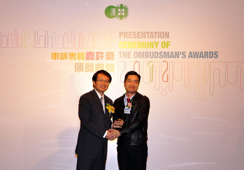 The Ombudsman, Mr Alan Lai (left) presents The Ombudsman's Awards for Officers of Public Organisations to Mr Fong Kwok-ngai, Assistant Clerical Officer of the Land Registry
