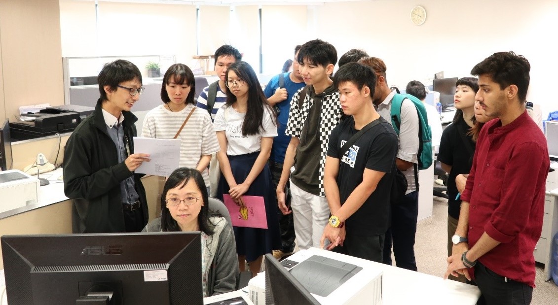 Guided tour for the Law and Administration students of the Hong Kong Institute of Vocational Education (Tuen Mun) to the Customer Centre of the Land Registry