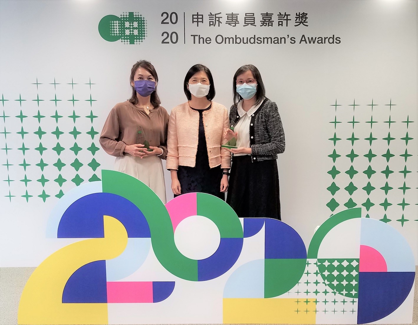 The Ombudsman, Ms Winnie Chiu (centre) presents The Ombudsman's Awards for Officers of Public Organisations to Miss WONG Ho-kei, Land Registration Officer I, and Mrs CHIU CHAN Yin-yi, Jessica, Clerical Officer of the Land Registry