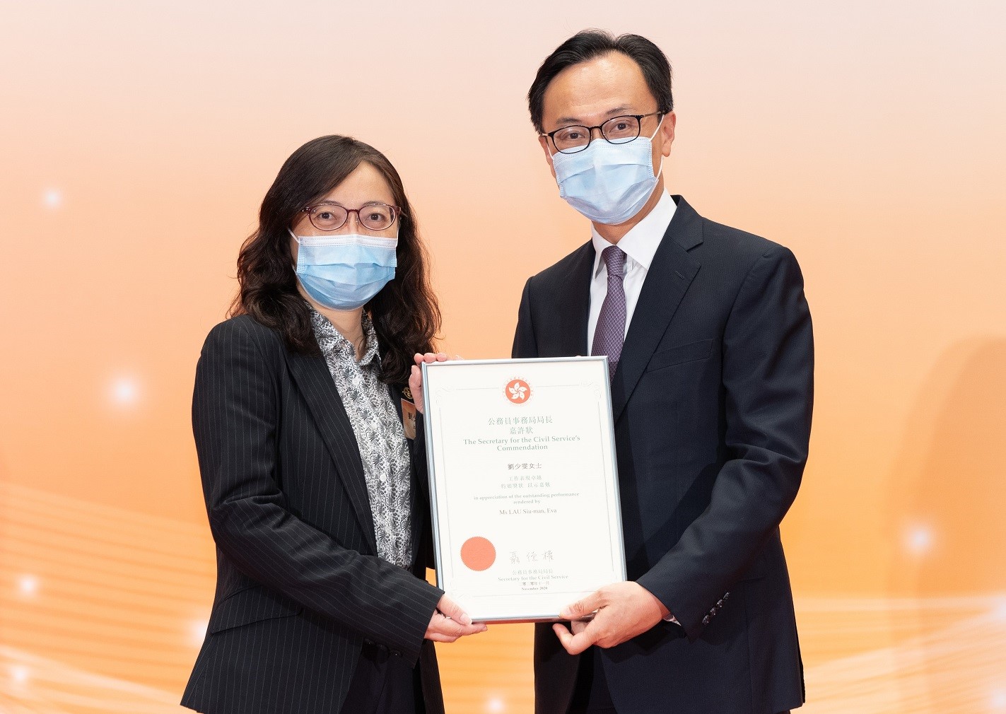 Mr NIP Tak-kuen, Patrick, JP, Secretary for the Civil Service (right) presents The Secretary for the Civil Service's Commendation Award to Ms LAU Siu-man, Eva, Senior Land Registration Officer of the Land Registry