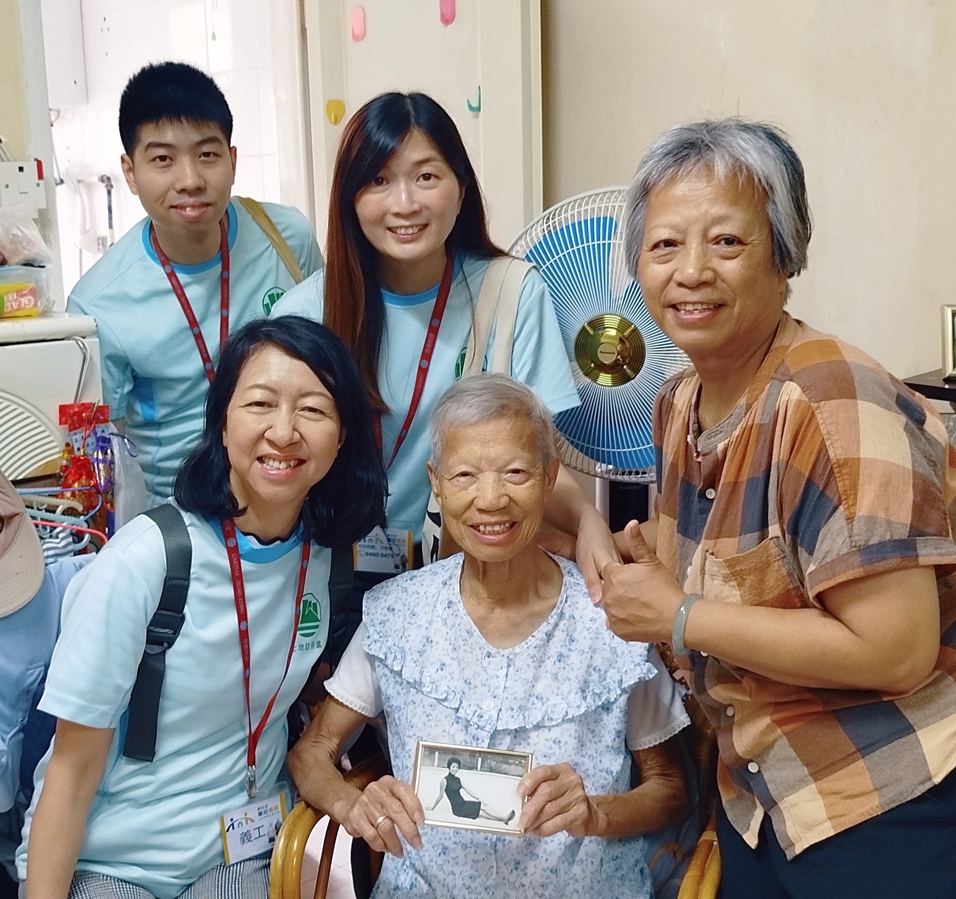 The Land Registrar, Ms Joyce TAM, JP (first from the left, front row) led the Land Registry volunteers to visit the elderly in the Sham Shui Po district