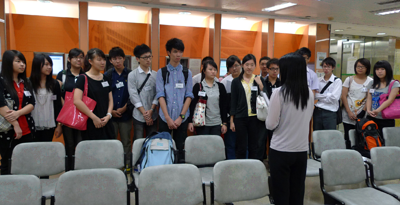 Land Registry mentor is briefing students from HK & Kowloon Kaifong Women's Association Sun Fong Chung College on the day