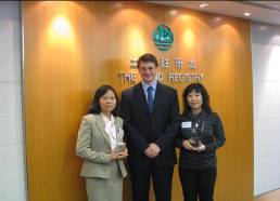 LR and the winners (3rd Quarter 2007): Representative of Yuen Long Search Office (left) and Miss YAN Yee-mei, Gloria (right)