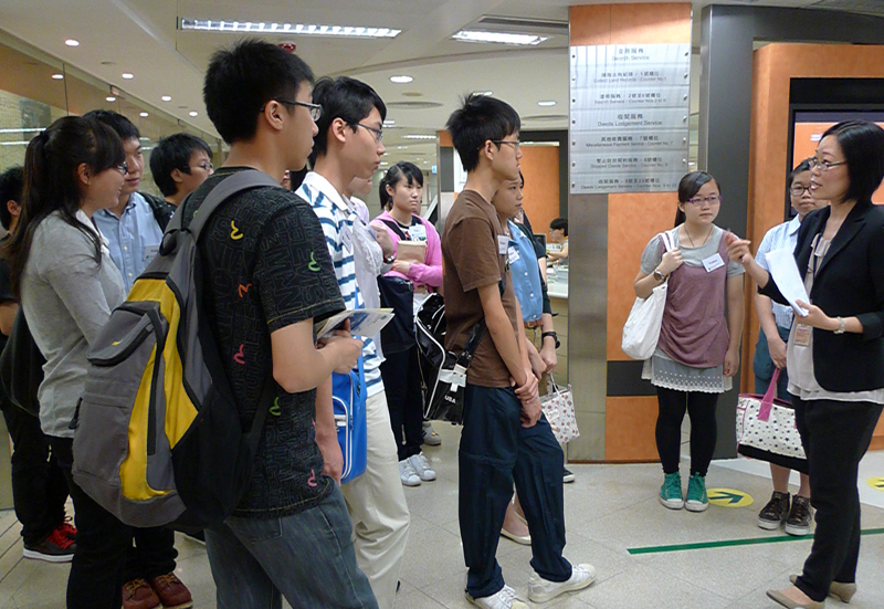 我們的工作導師向鄭植之中學和聖公會林護紀念中學學生簡介土地註冊處的工作