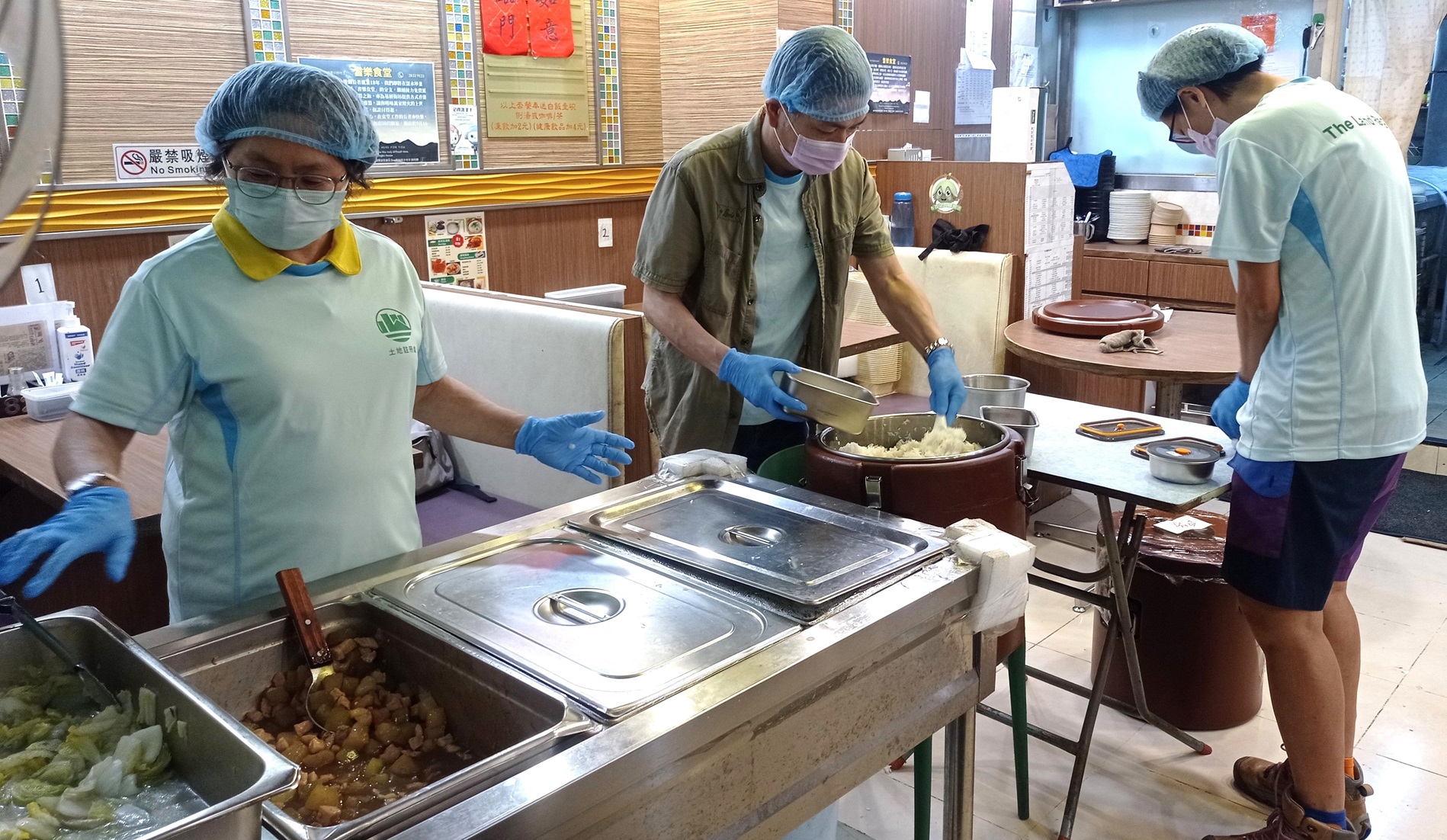 到 銀 杏 館 油 塘 店 及 長 沙 灣 店 協 助 準 備 和 派 發 「 愛 心 福 飯 」 給 弱 勢 社 群