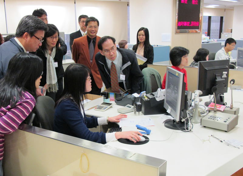 來賓參觀土地註冊處客戶服務中心