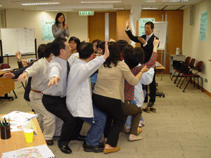 所有學員在團隊遊戲中都顯得非常投入