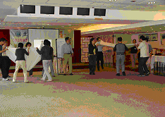 學員參與「保持飯碗平衡」遊戲 